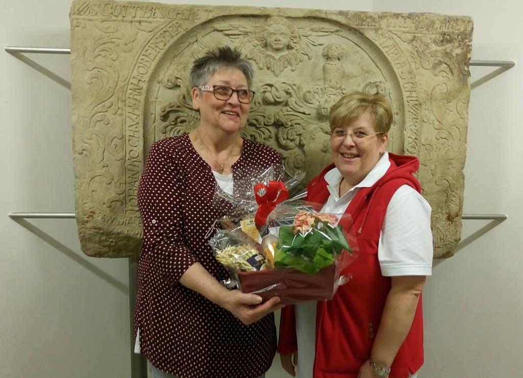 1. Vorsitzende Bettina Hartung bedankt sich bei Sabine Hannemann für ihre 75. Blutspende, Foto: K. Hartung